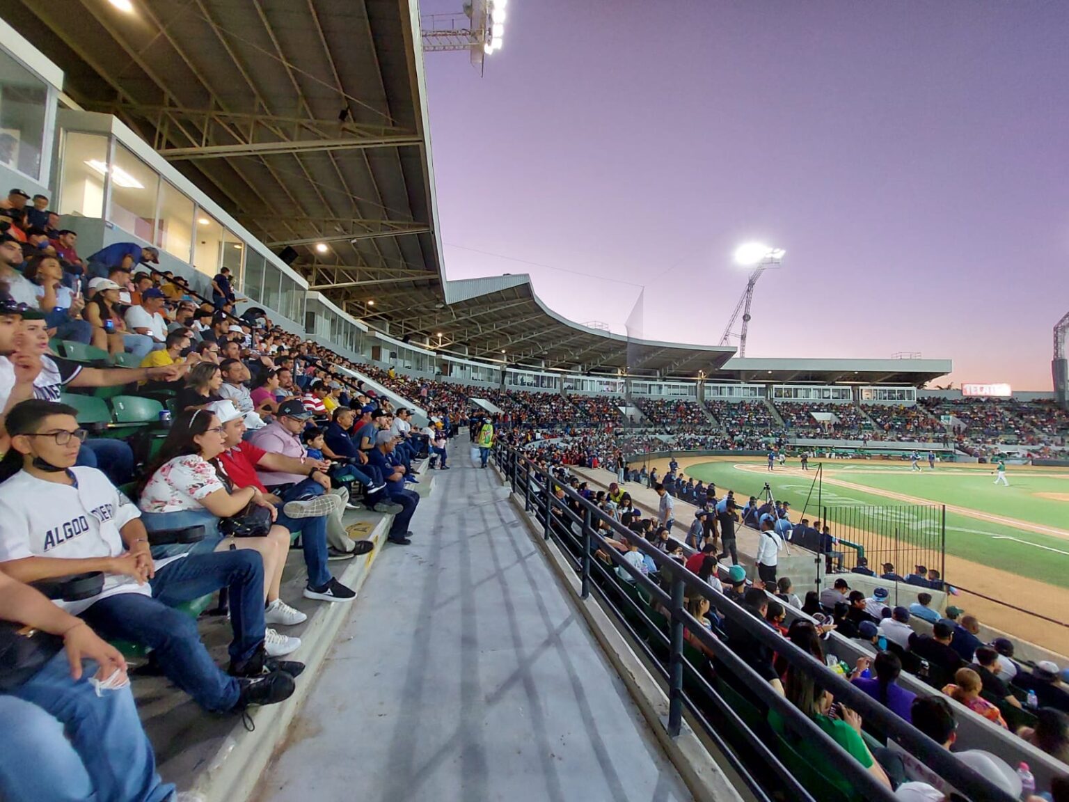 Estampida humana por boletos para el juego Cañeros vs Algodoneros