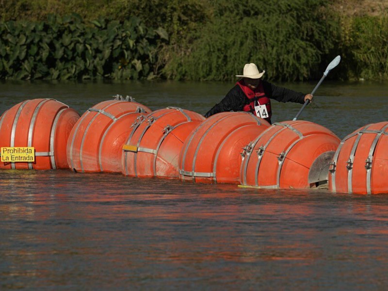 Ordena juez federal mover barrera flotante del Río Bravo: Texas