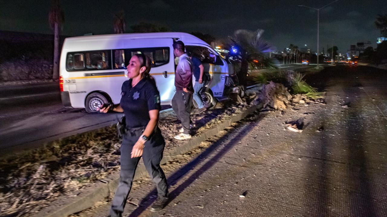 Choca taxista en presunto estado de ebriedad; Iba con su pareja