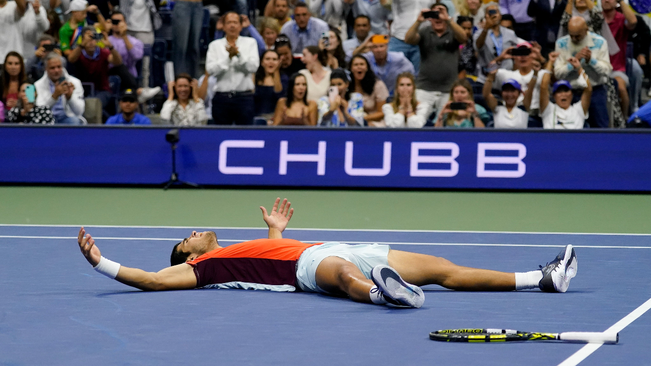 Carlos Alcaraz no podía creer el logro que había consumado tras ganar la final del US Open 2022. (Foto: Twitter @usopen).