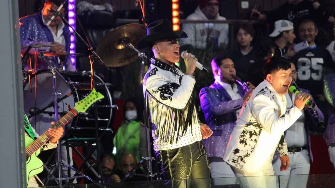 Abuchean a ‘Grupo Firme’ en el Estadio Azteca.