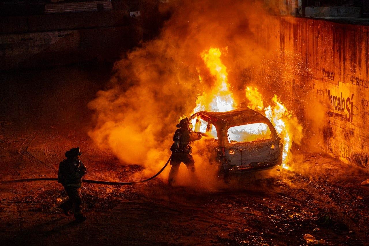 Camioneta es consumida por el fuego en el Cañón Johnson