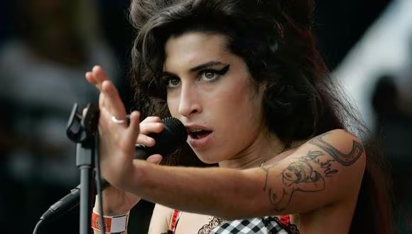 Papá de Amy Winehouse demanda a sus amigas por vender sus objetos personales