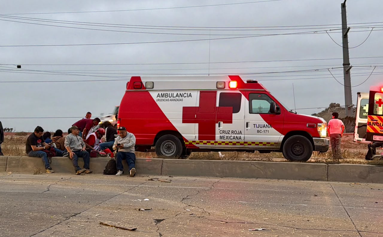TIJUANA: Rescatan a persona prensada tras caída de taxi a barranco en el bulevar 2000