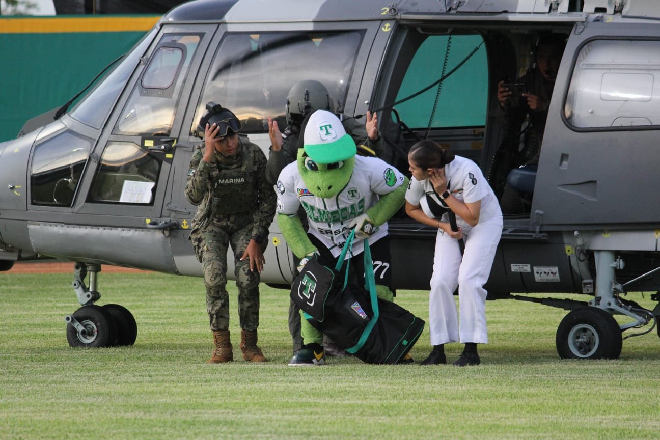 Trasladan a mascota en helicóptero de la Marina