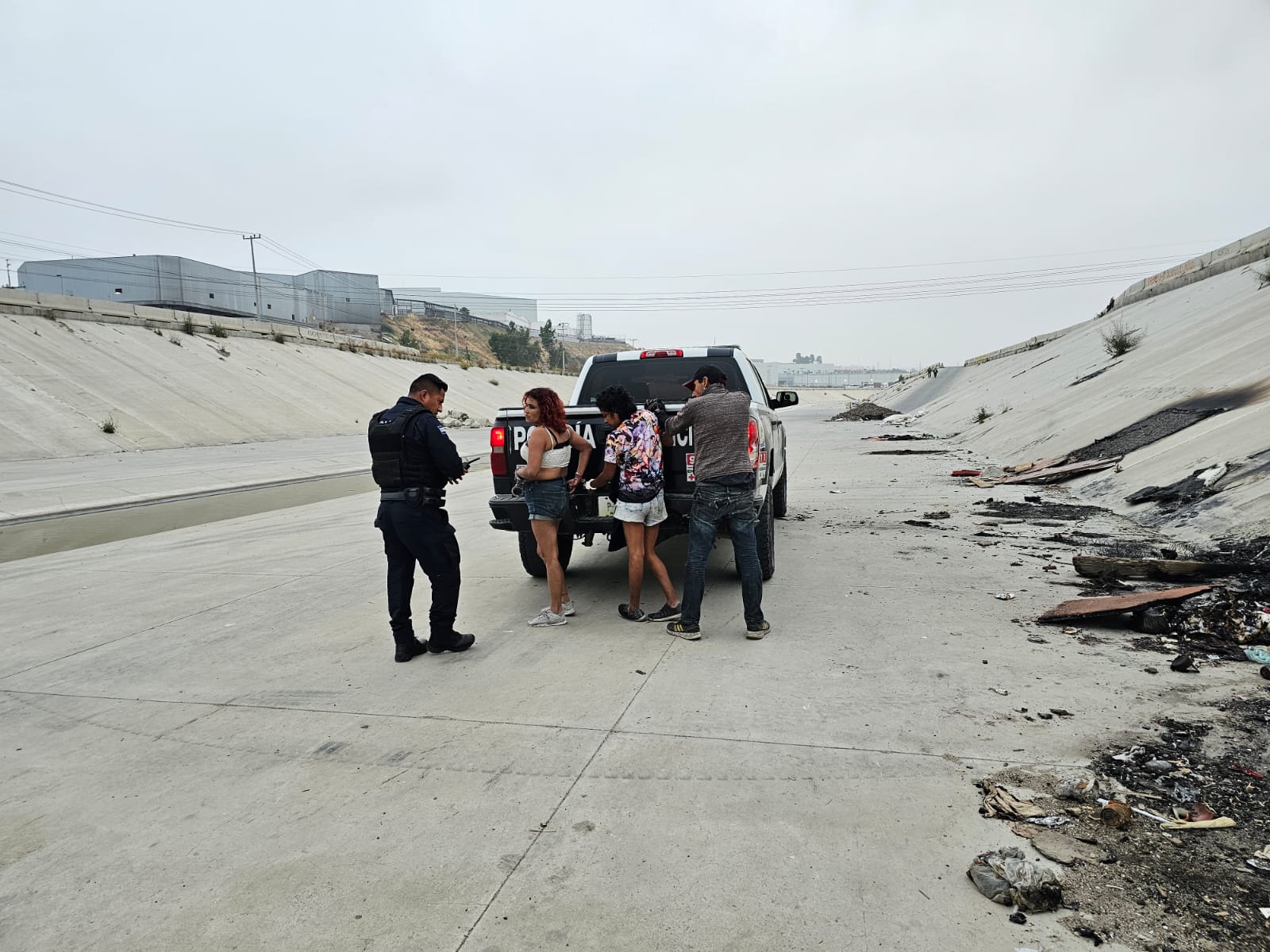 Aseguran a 35 individuos en la canalización del Rio Tijuana