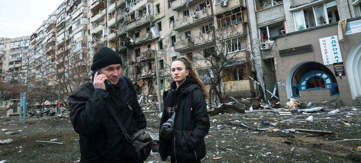 El 25 de febrero de 2022, en Kiev (Ucrania), un hombre llama a sus familiares frente a un edificio de apartamentos gravemente dañado durante las operaciones militares en curso.