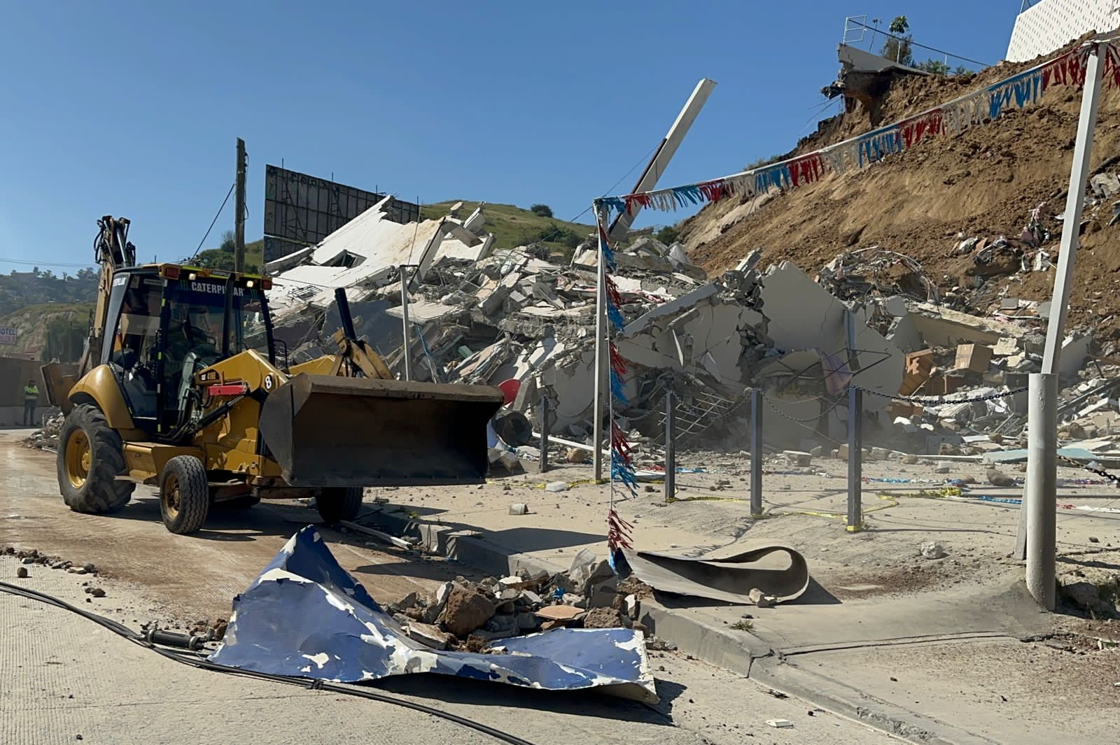 Trabaja Ayuntamiento en limpieza del colapso en La Sierra