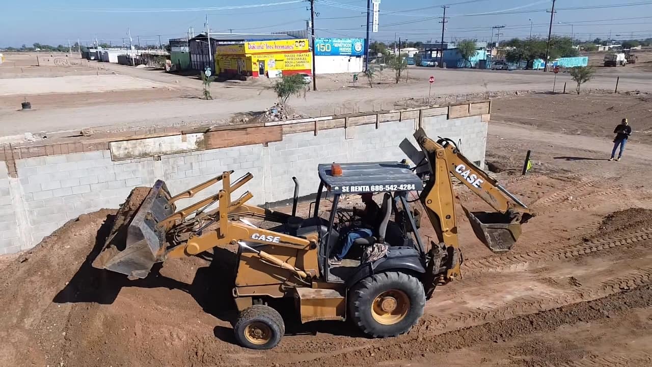 [IMÁGENES SENSIBLES] Fallece trabajador en obra en accidente con retroexcavadora