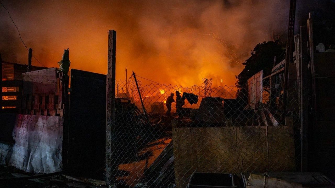 Incendio consume varias viviendas en asentamiento irregular de Terrazas del Valle