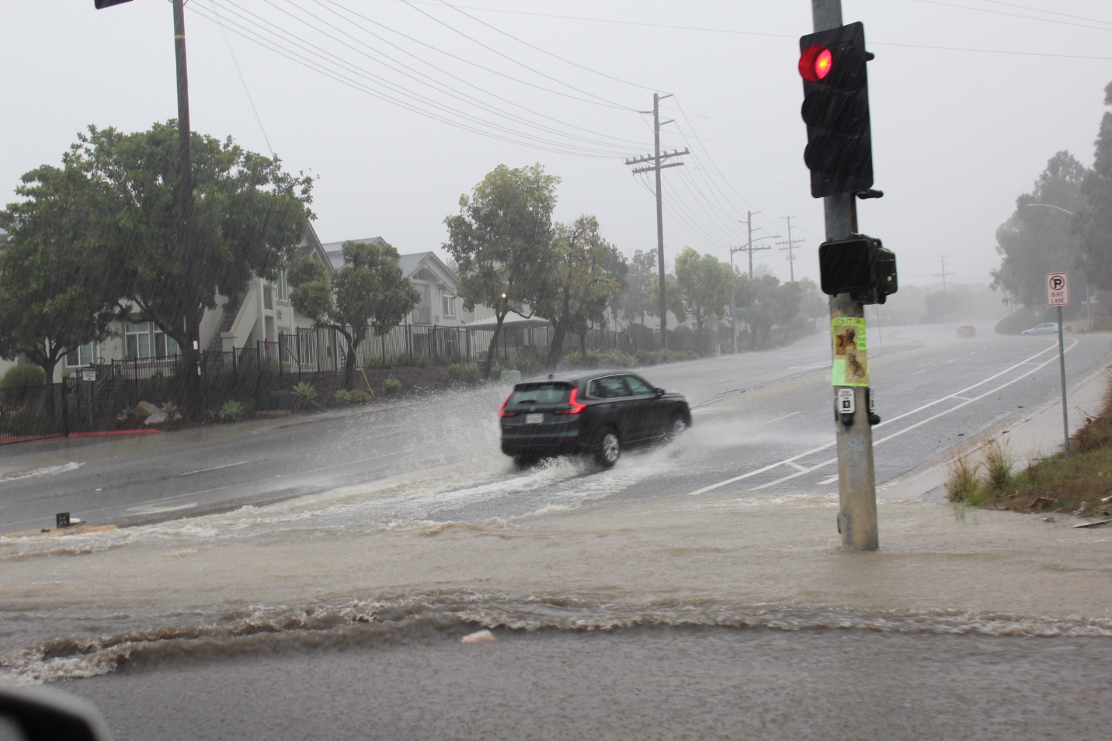 Cierran carreteras por inundaciones en San Diego