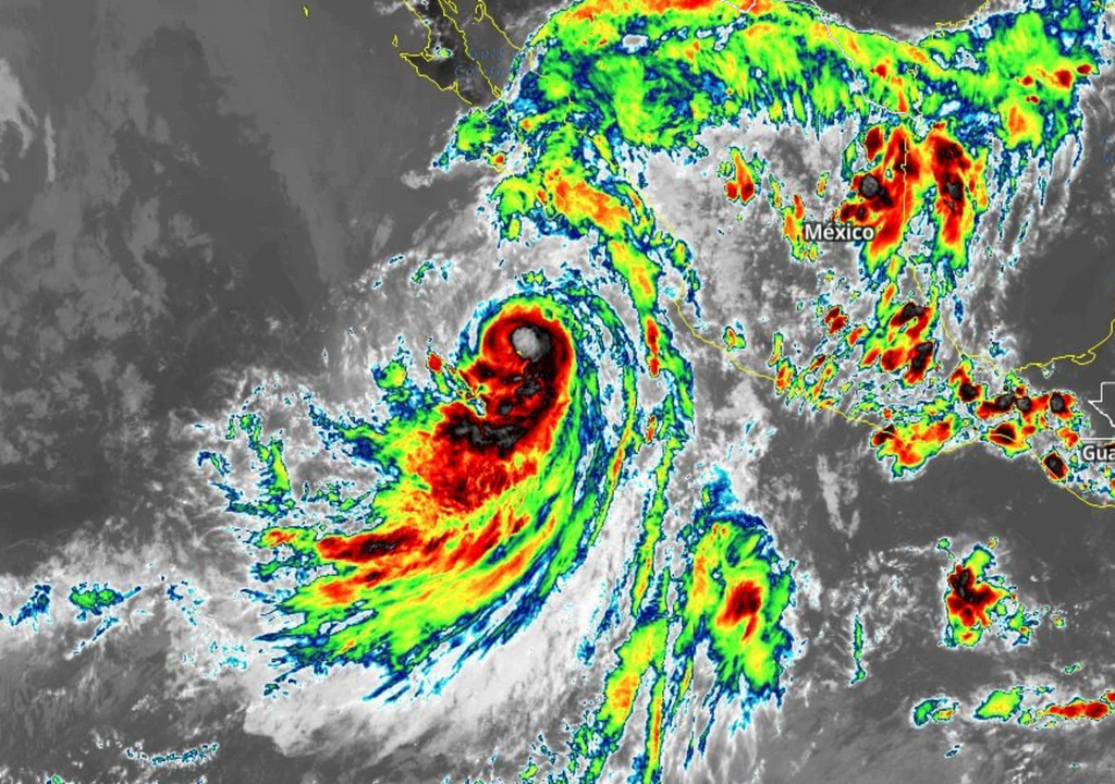 Imagen de satélite IR muestra las áreas de tormentas asociadas al huracán Kay.