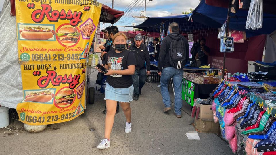 Abarrotan vendedores ambulantes las banquetas de la ciudad