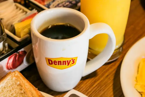 Dennys regala café por su 70 aniversario