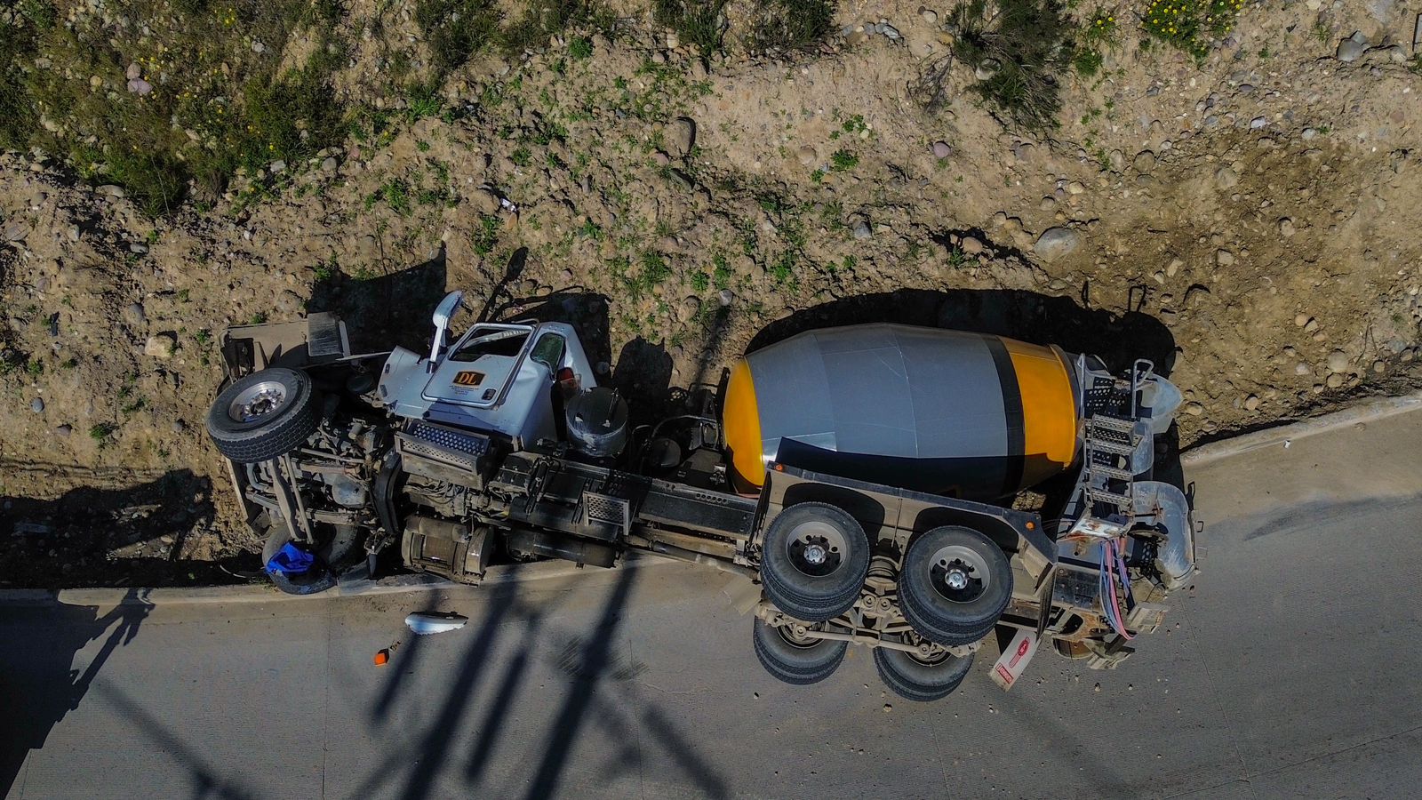 [VIDEO] Se vuelca camión de concreto en Bulevar Cuauhtémoc