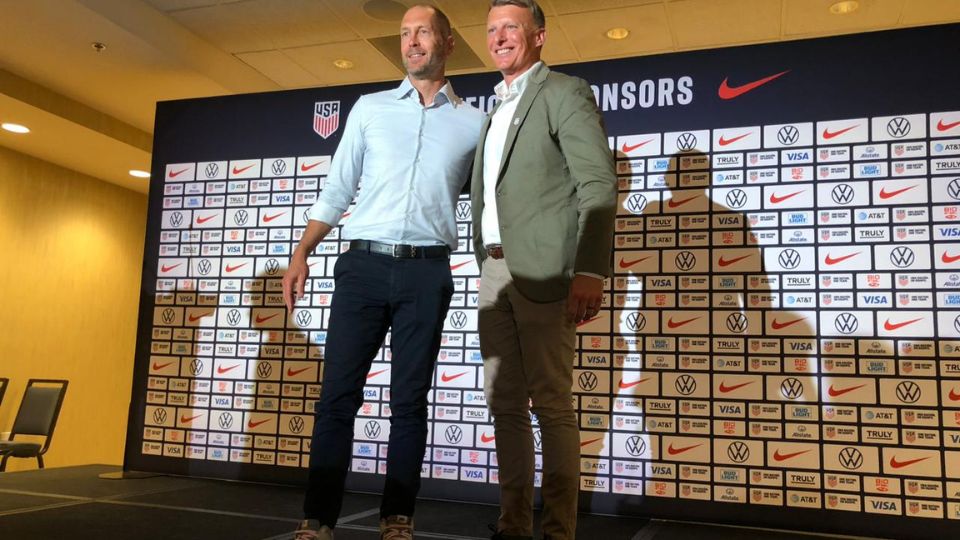 Gregg Berhalter (izq.) fue presentado como DT del USMNT. (Foto: Baja News MX)