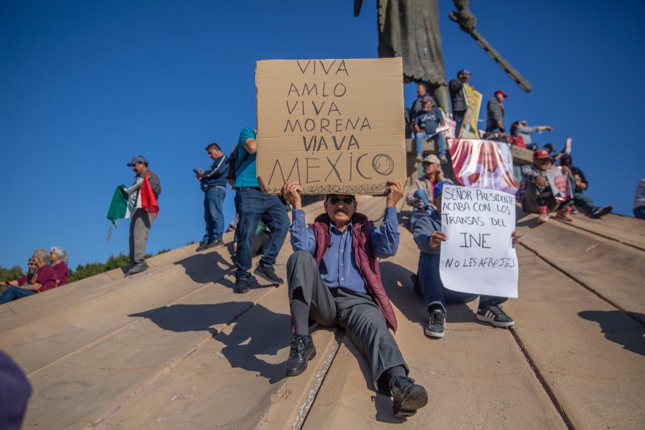 Manifestantes se unen a la marcha de AMLO en Tijuana