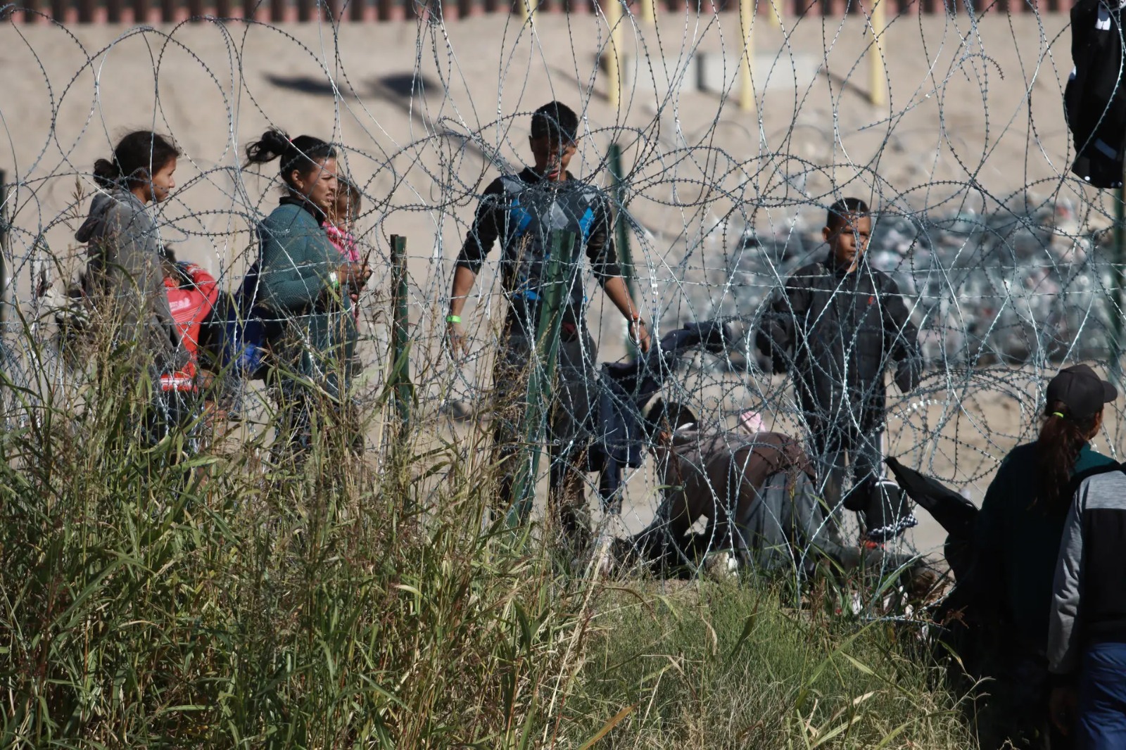 Retira Texas alambre de púas en la frontera con México