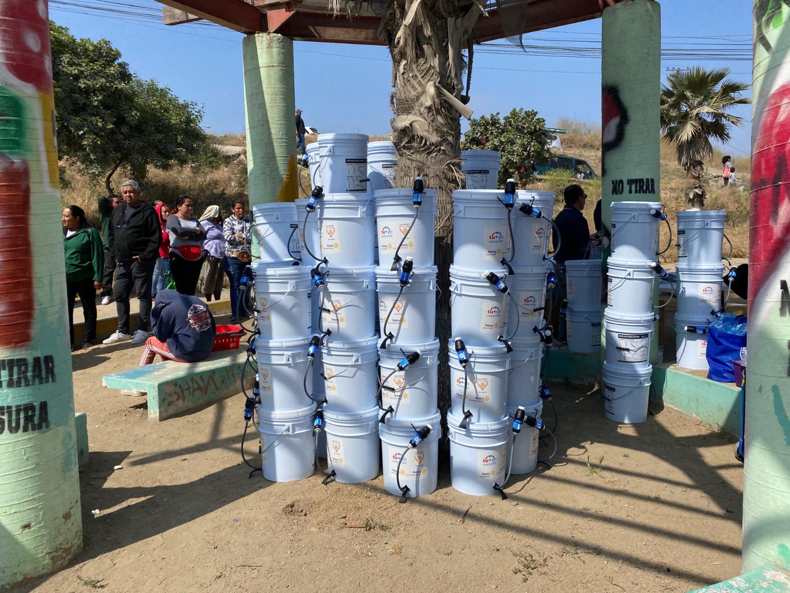 Entregan kits para purificar agua a habitantes de Hacienda las Delicias