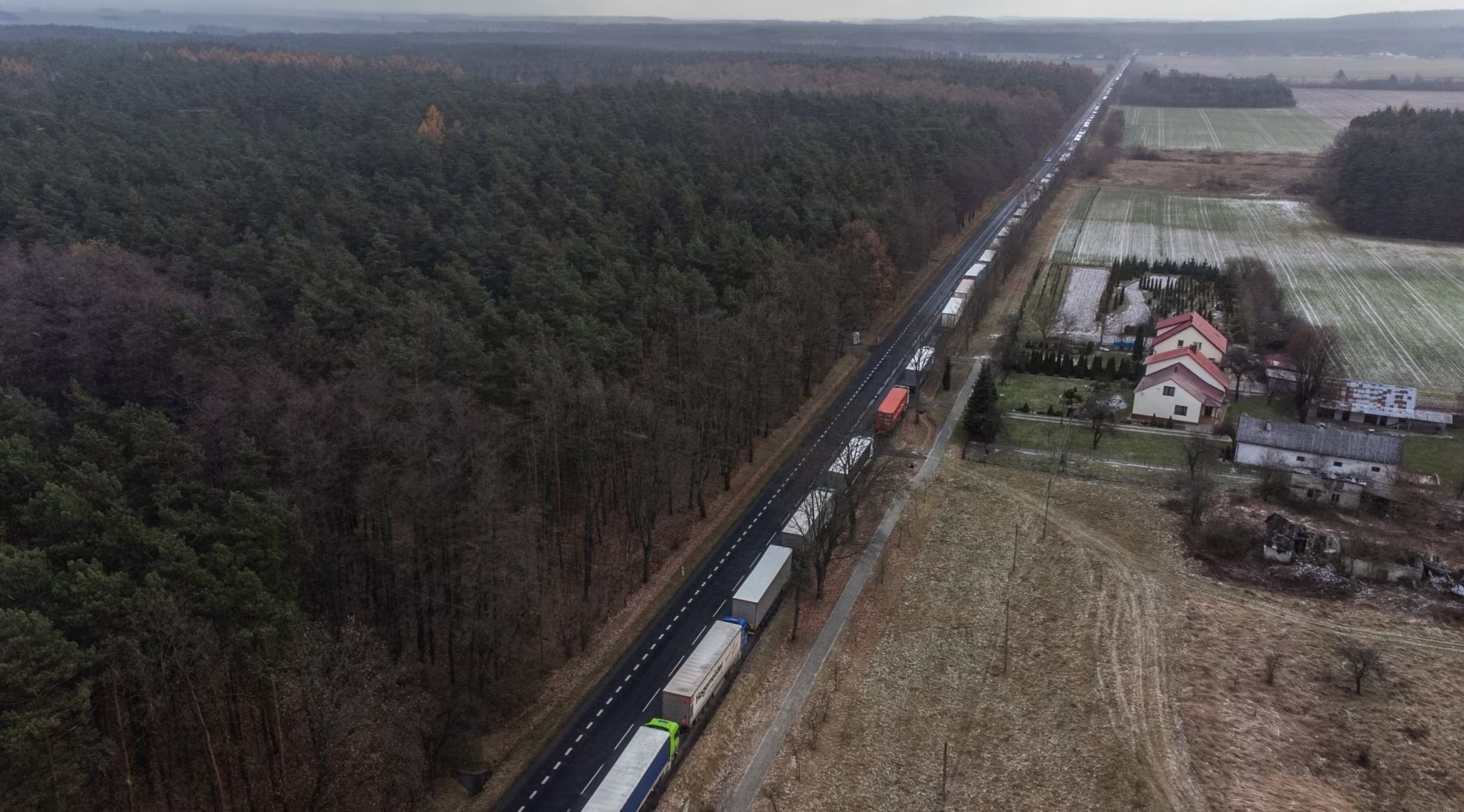 Se unen camioneros eslovacos al bloqueo de la frontera con Ucrania