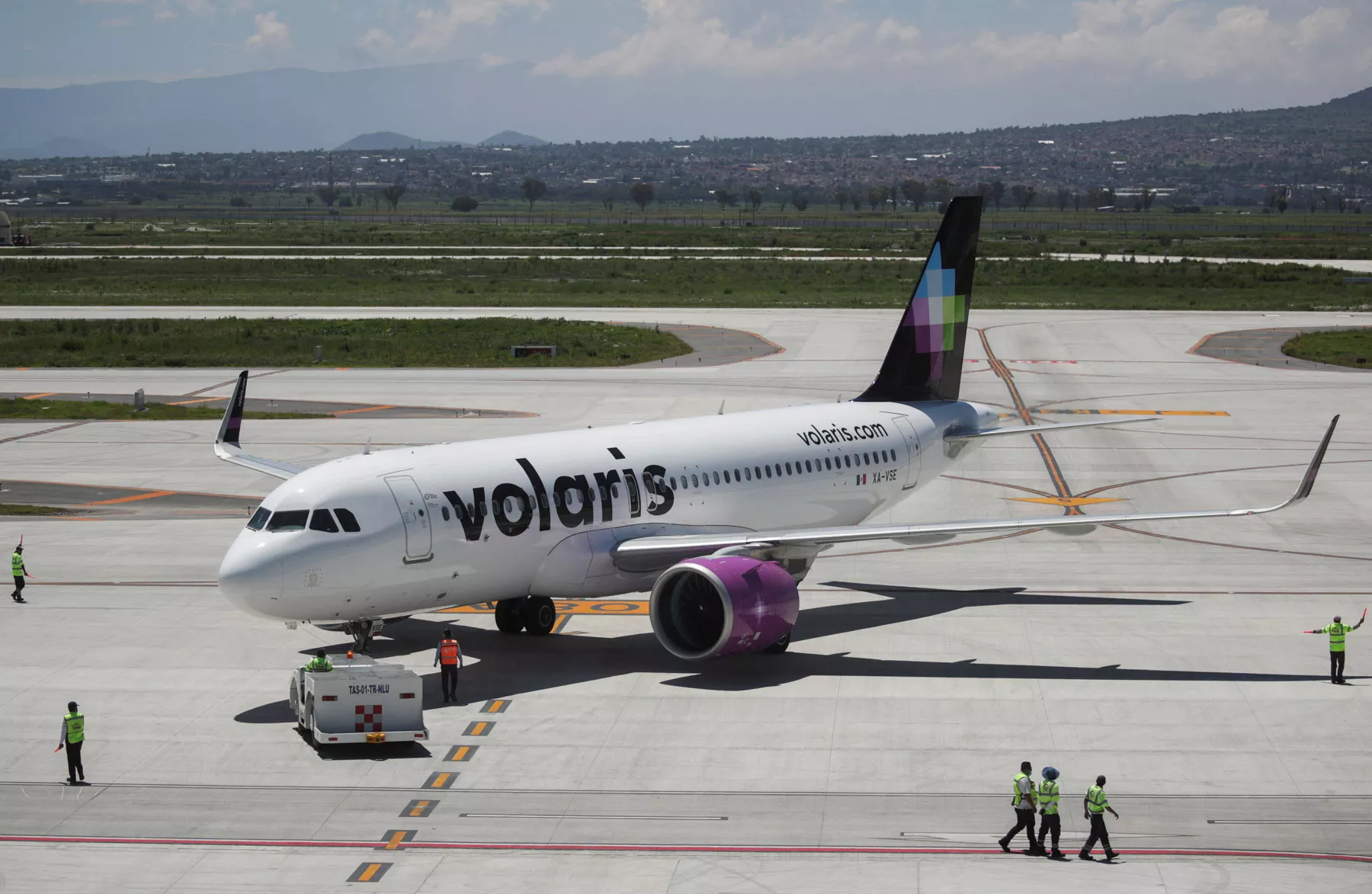 [VIDEOS] Pasajero de vuelo El Bajío a Tijuana intenta desviar la aeronave hacia EUA