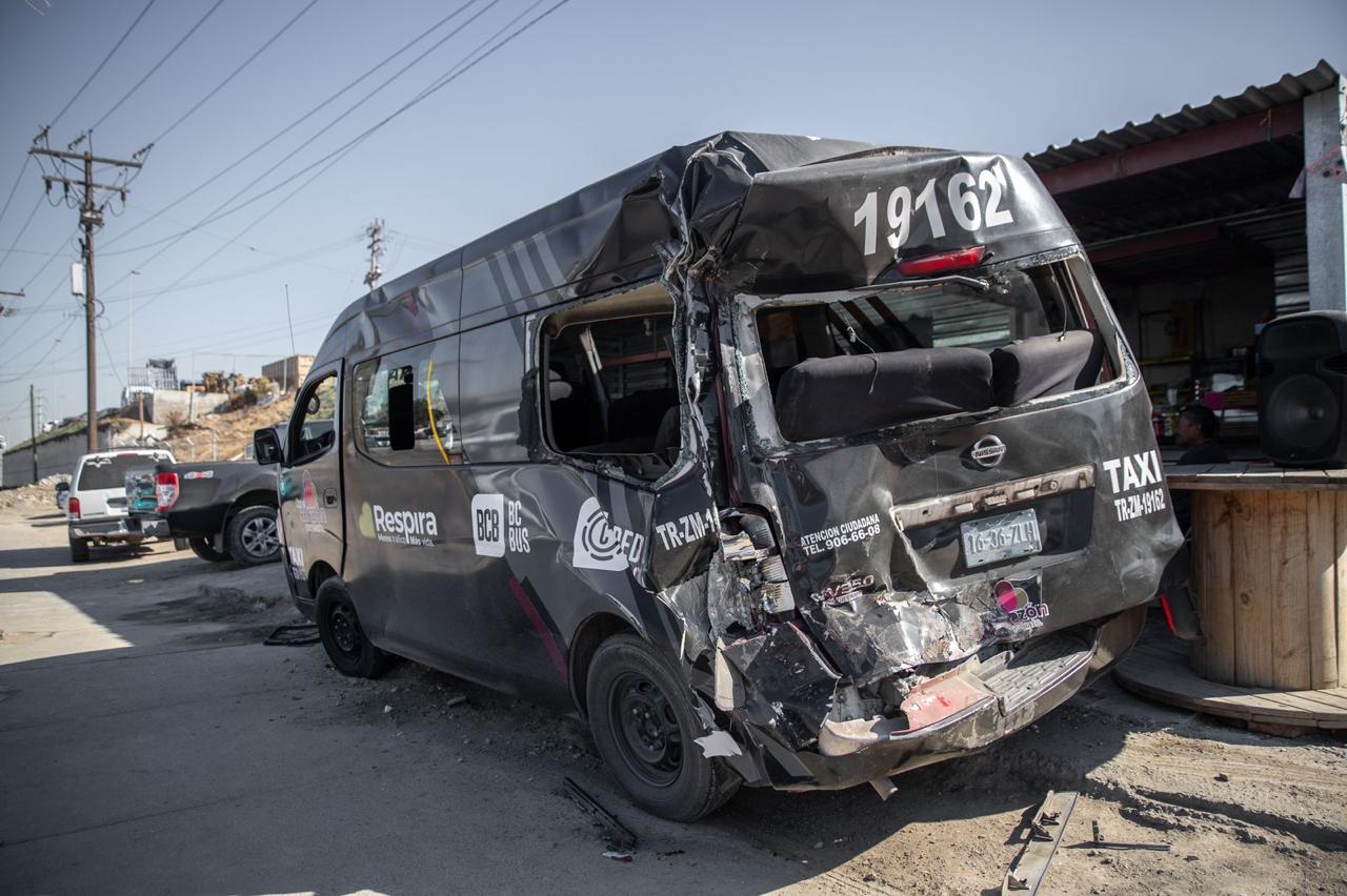 Accidente entre un camión y un taxi; hay personas heridas: Tijuana