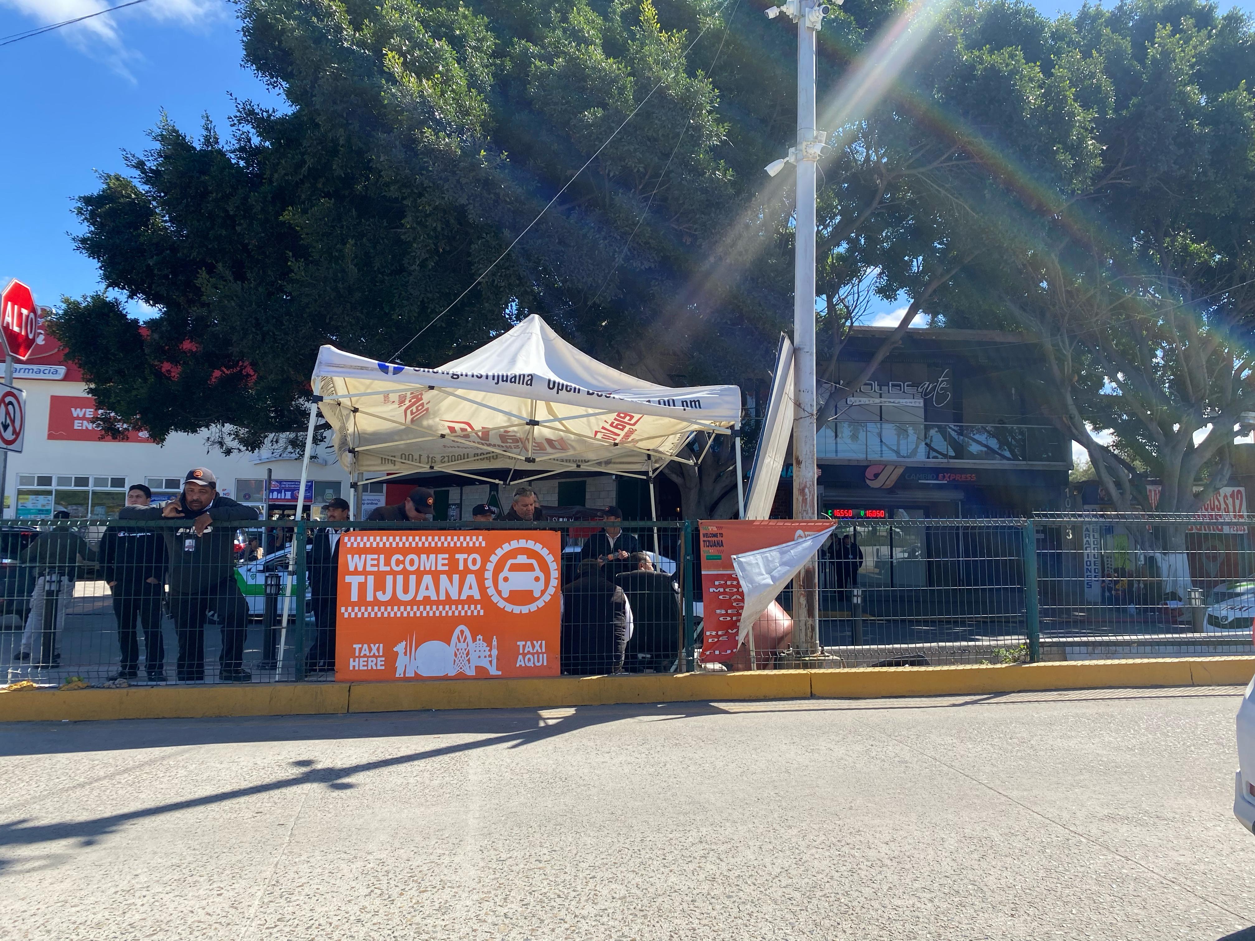 Se manifiestan taxistas “Welcome to Tijuana” en garita peatonal de San Ysidro