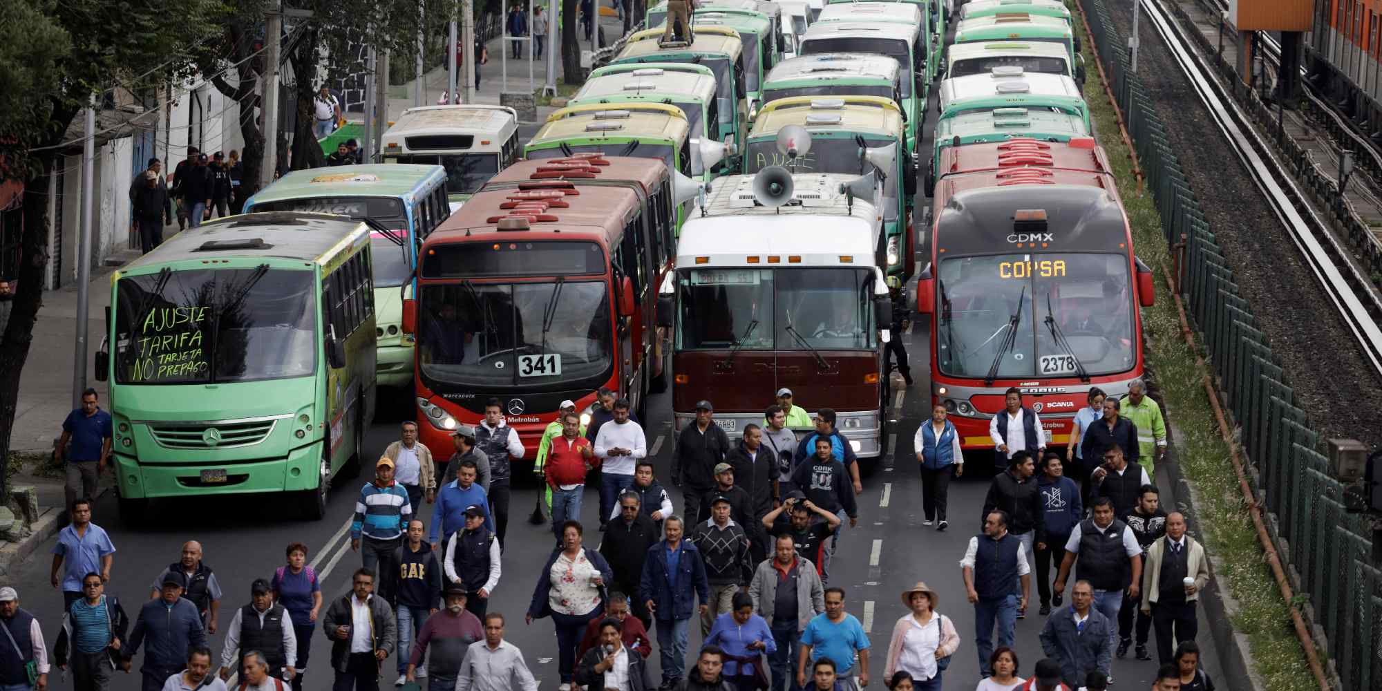 Bloquean transportistas calles en CDMX