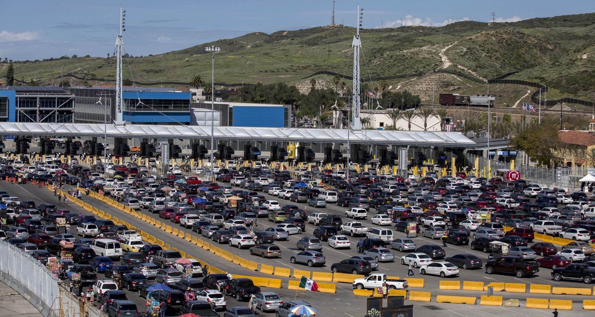 Condenan a oficial por aceptar sobornos y permitir acceso de drogas a EUA