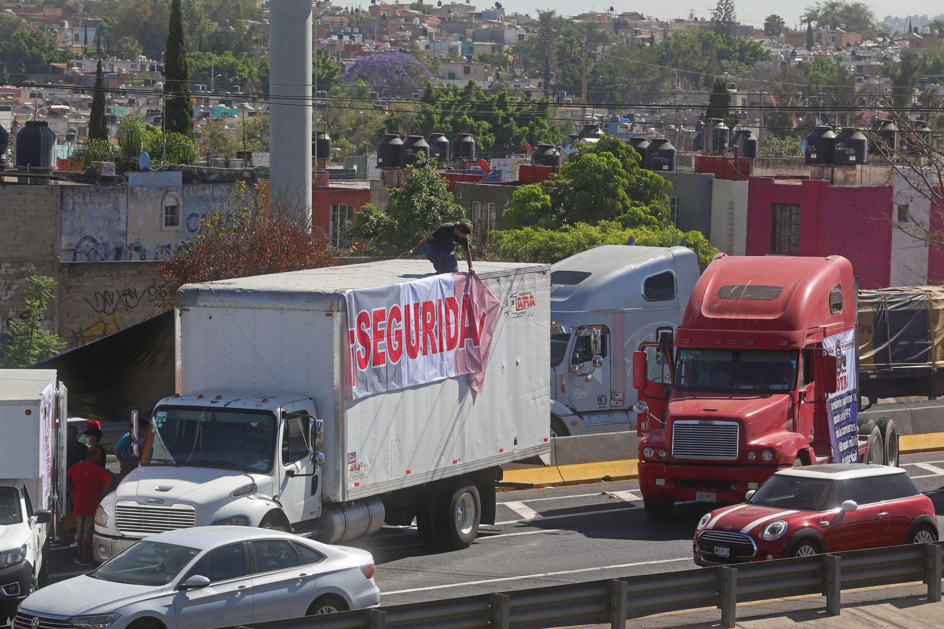 Cancelan transportistas paro nacional tras dialogo con el gobierno