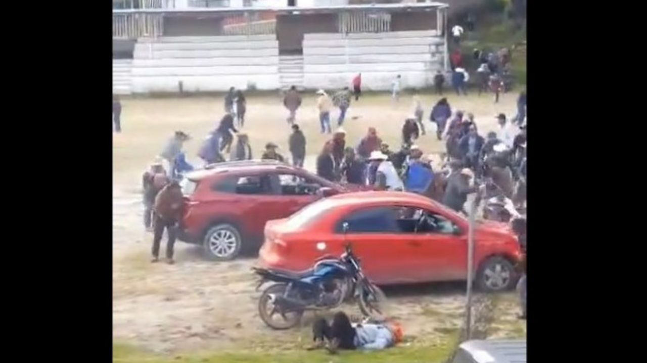 [VIDEO]Pobladores se "agarran" a machetazos con narcos que pedían "piso": Michoacán