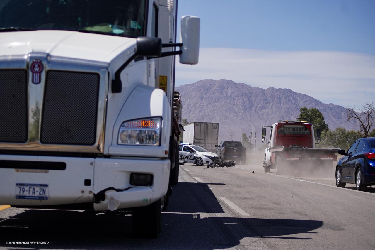 MEXICALI: Muere motociclista tras caer sobre la carretera y ser arrollado por un tráiler