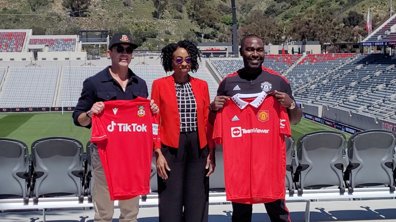 Andy Cole (der.) y Rob McElhenney (izq) presentaron el próximo amistoso entre el Man United y el Wrexham AFC en San Diego. (Foto: Baja News MX)