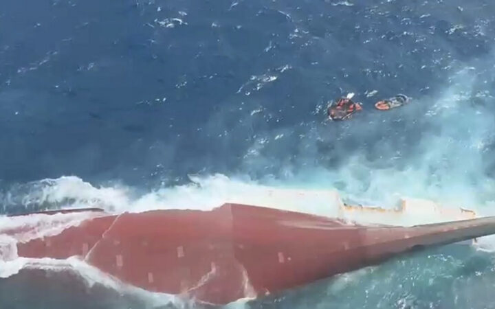 Seis muertos y 130 desaparecidos tras naufragio de ferry en Indonesia