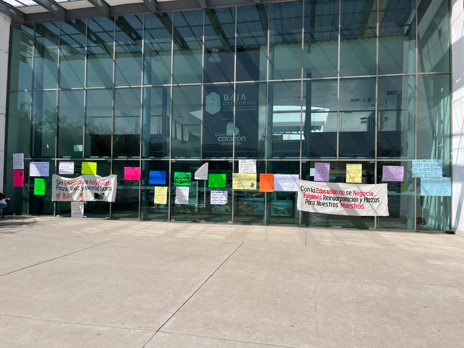 ENSENADA: Toman Centro de Gobierno por falta de maestros para estudiantes sordos