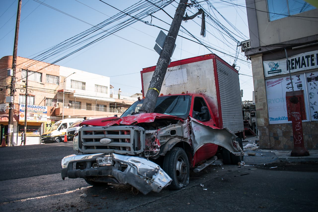 Pickup derriba dos postes por falla en los frenos