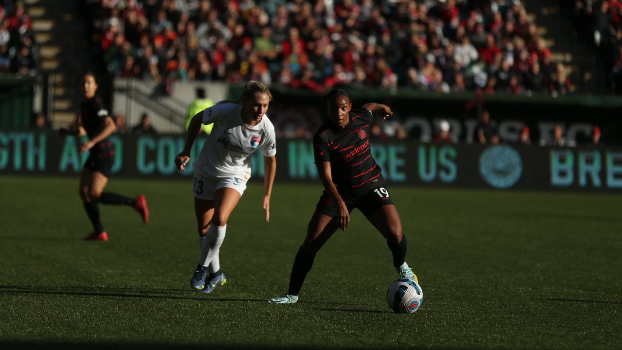 Crystal Dunn (der) marcó el gol del triunfo en el tiempo de descuento. (Foto: Twitter @NWSL)