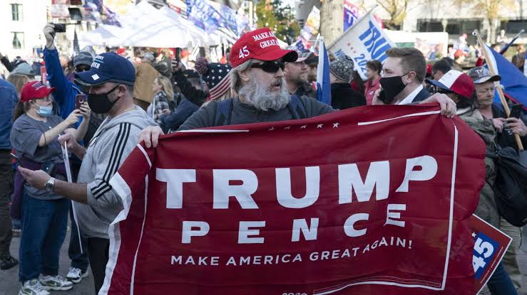 Seguidores de Donald Trump cierran las calles de Nueva York frente a la torre Trump.