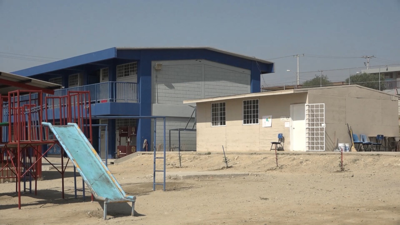 Reportan derrame de aguas negras dentro de las instalaciones de una escuela en Tijuana