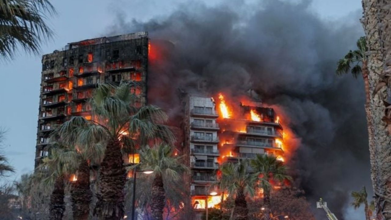 [VIDEOS] Consume incendio un edificio departamental: España