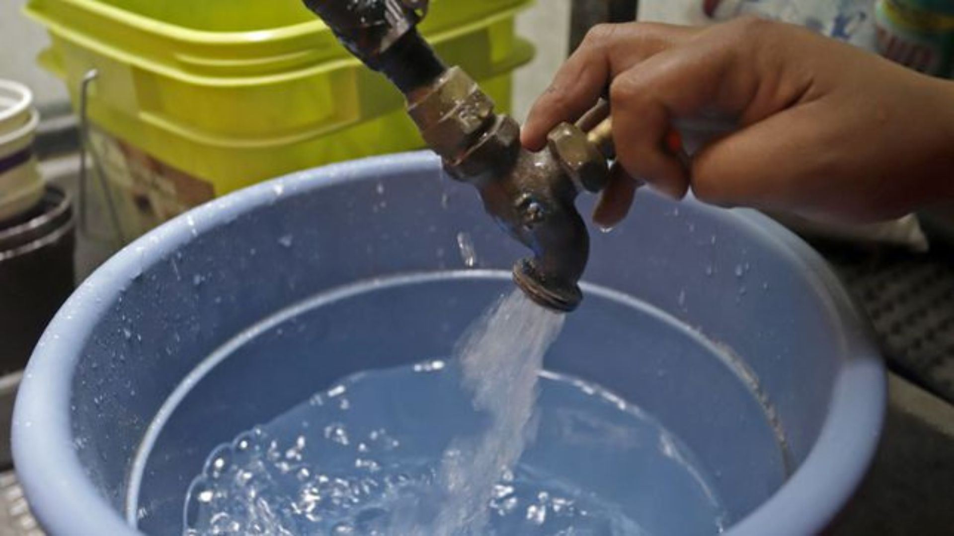 Tijuanenses almacenan agua excesiva por pánico a cortes