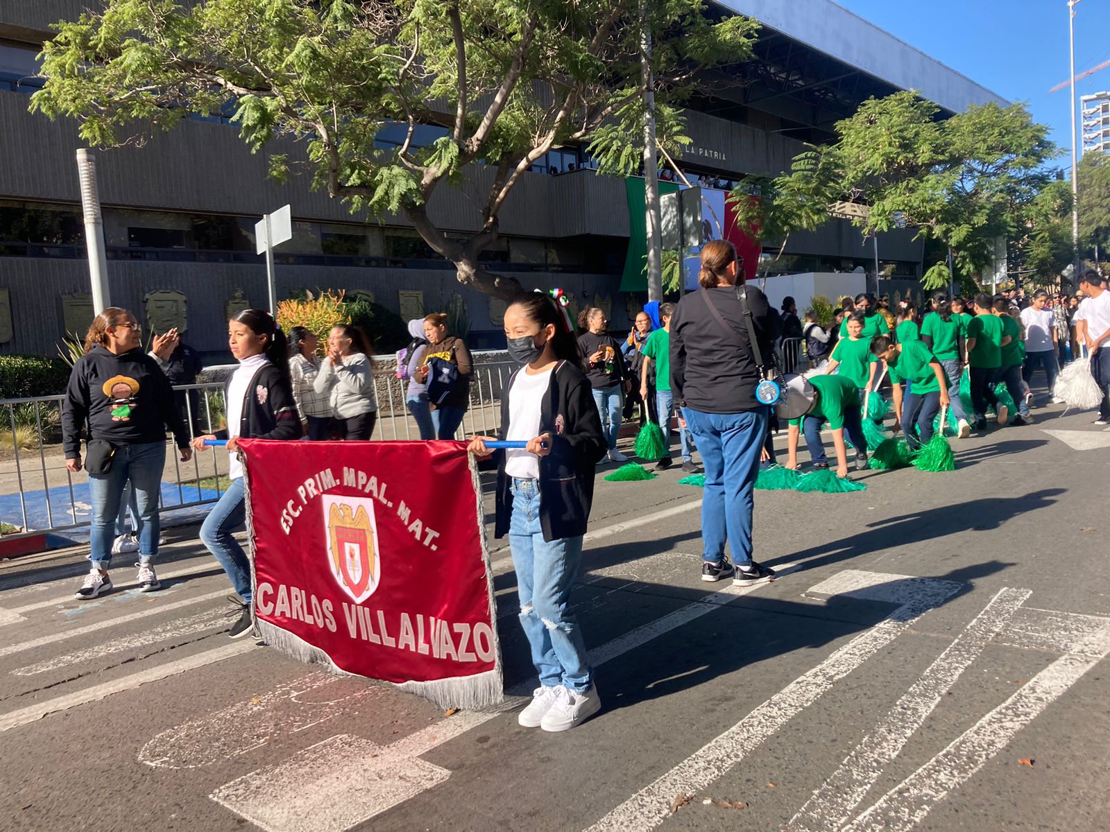 Tijuanenses se unen al desfile cívico