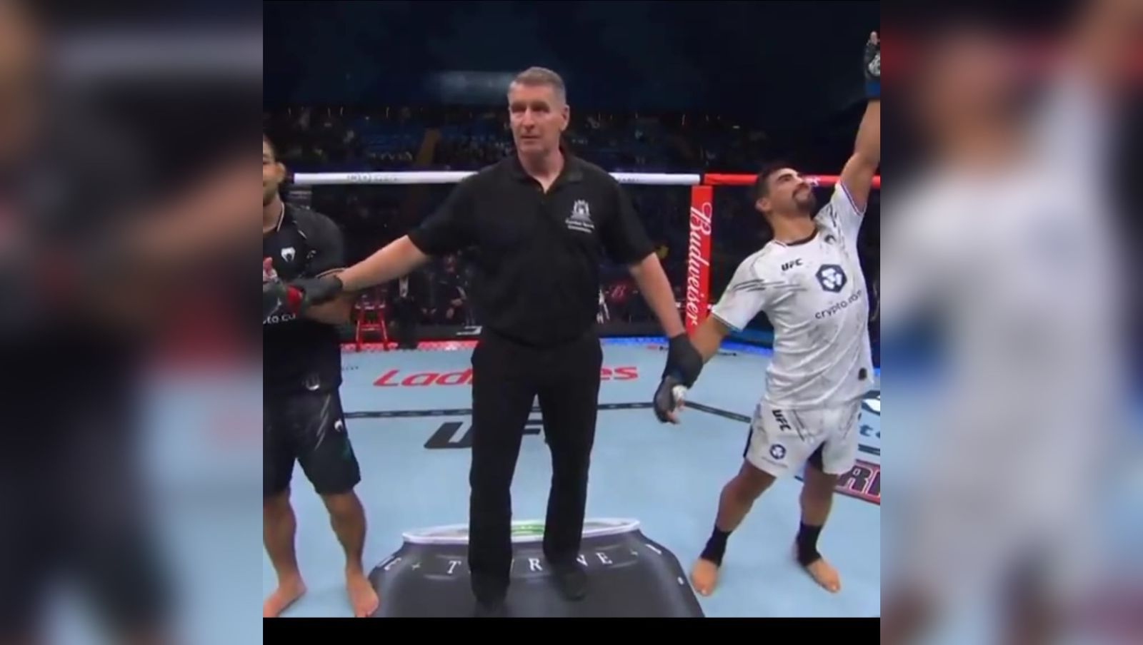 Jesús Aguilar, de Ensenada, da la sorpresa y vence a Nicoll en UFC 305