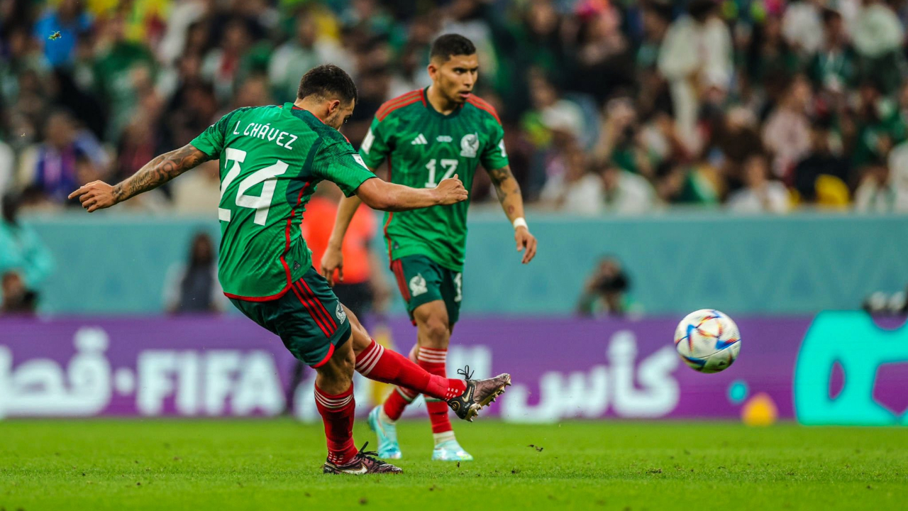 Luis Chávez, el primer y único jugador mexicano que ha hecho un gol de tiro libre directo en la historia de los Mundiales. (Foto: Twitter @miseleccionmx)