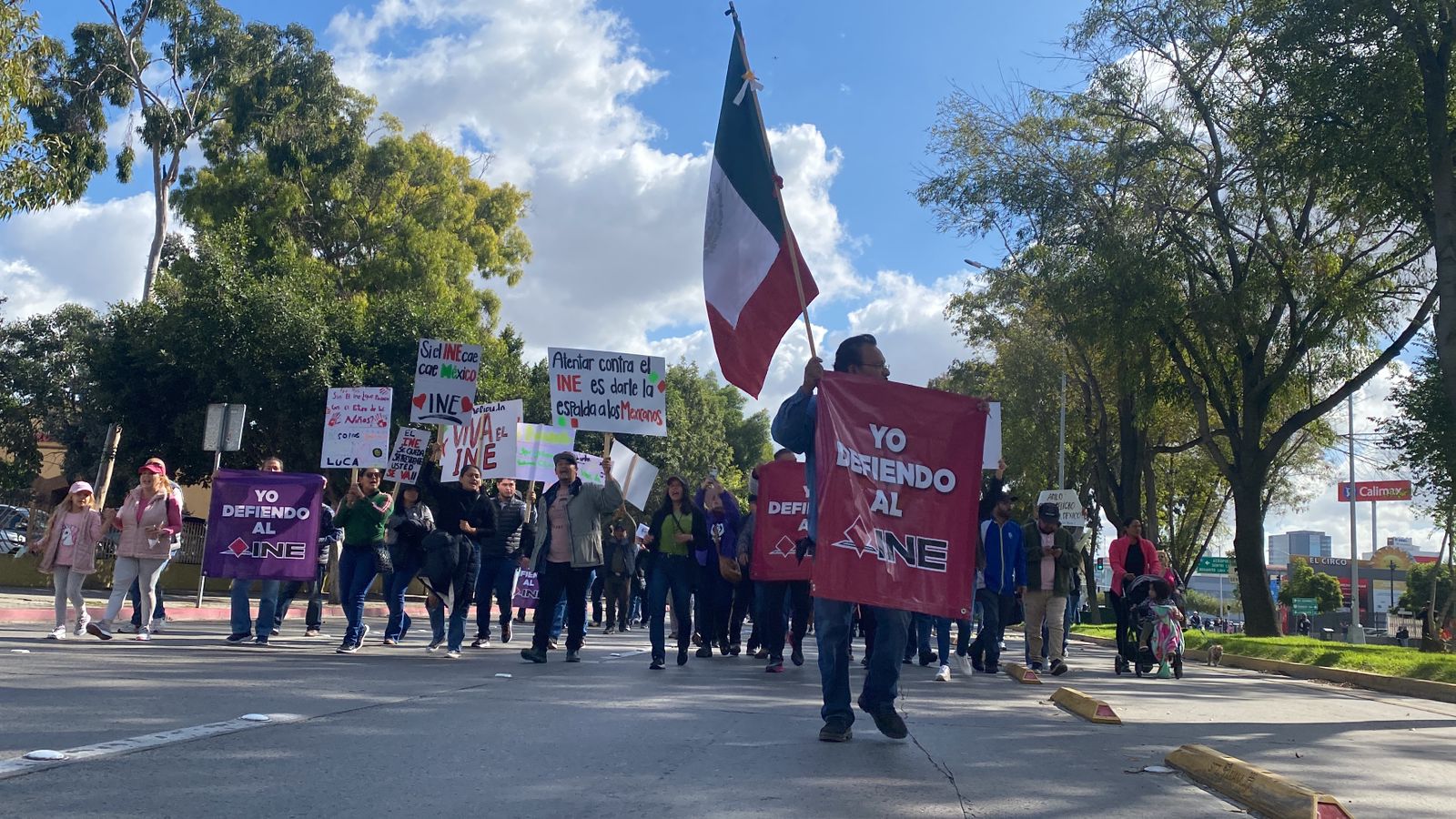 Miles marchan en todo el país contra reforma electoral de AMLO