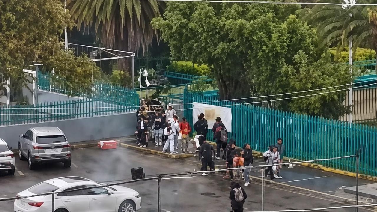 Encapuchados lanzan cohetones en el Cobach 6 de Iztapalapa y dejan un maestro lesionado