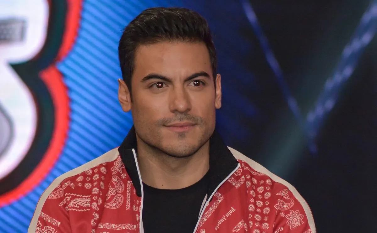 Carlos Rivera es criticado por su trato hacia un asistente