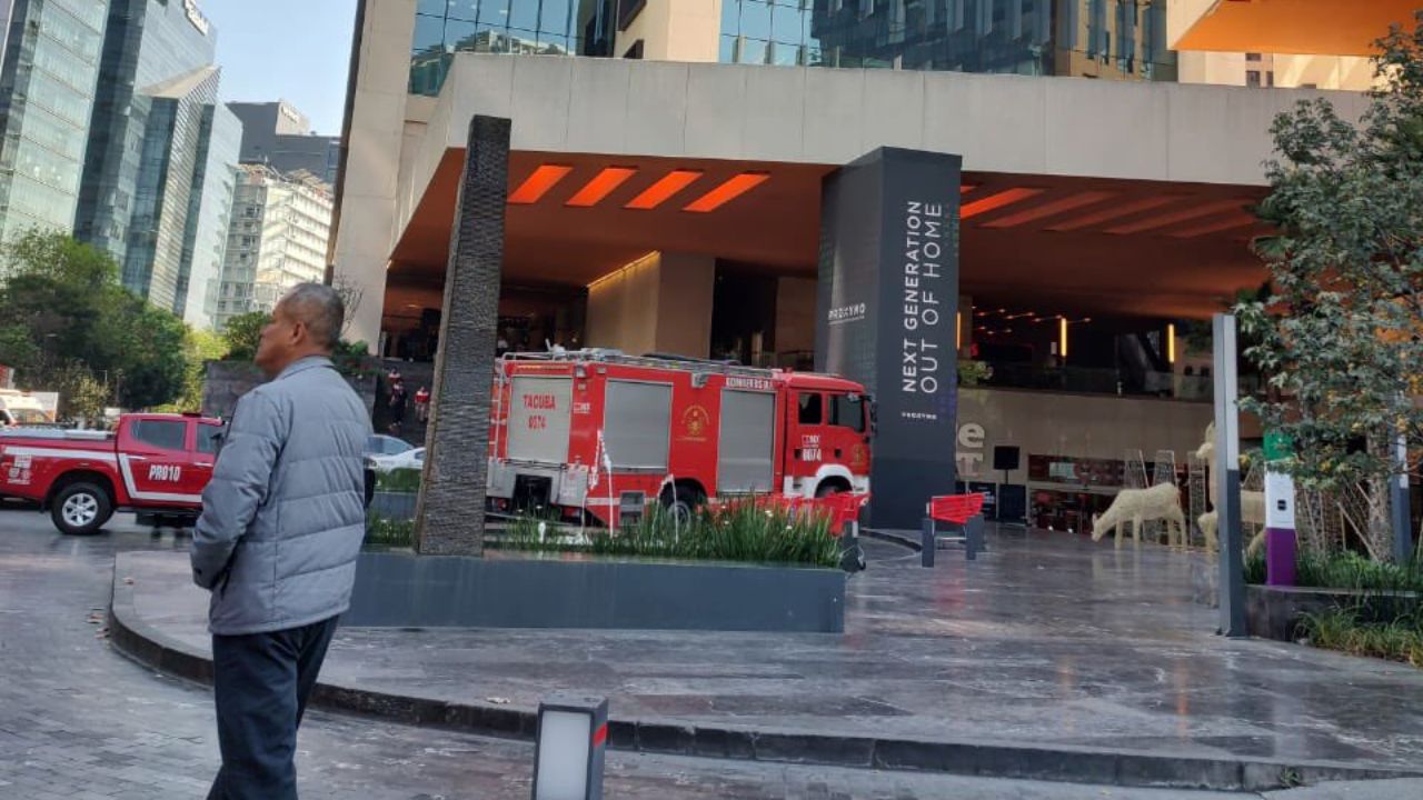 Registran incendio en restaurante de Plaza Miyana; evacúan a 1,500 personas: CDMX