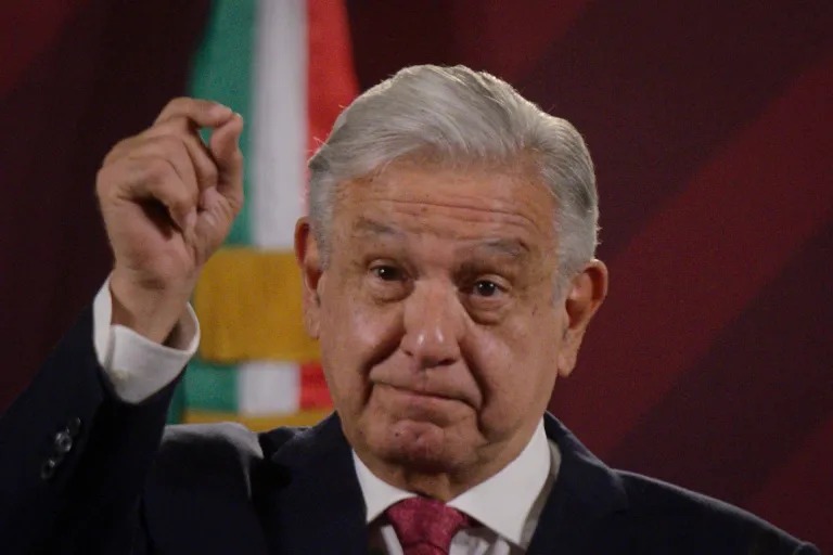 Pide AMLO comprar cachitos para la lotería nacional de navidad