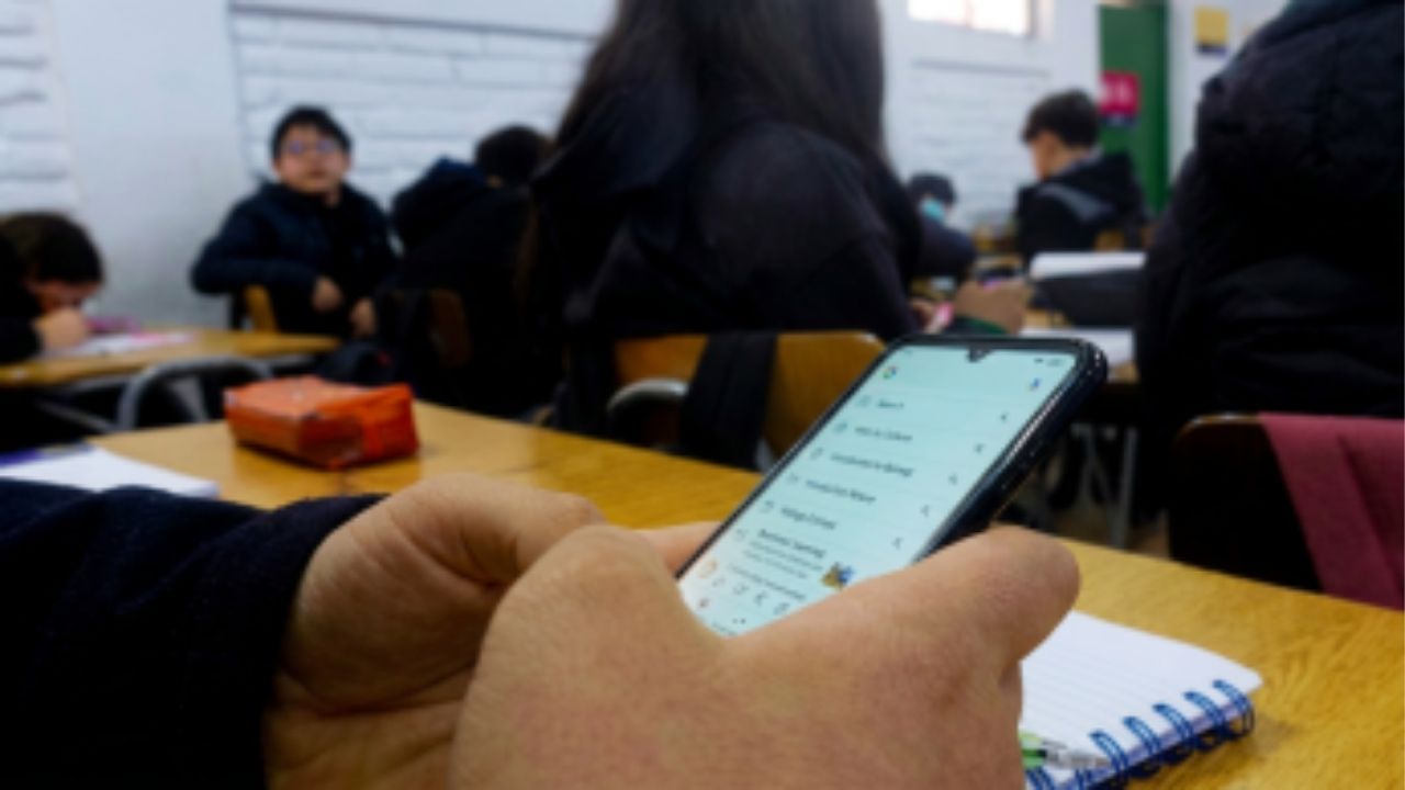 SEP prepara lineamientos para regular uso de celulares en escuelas